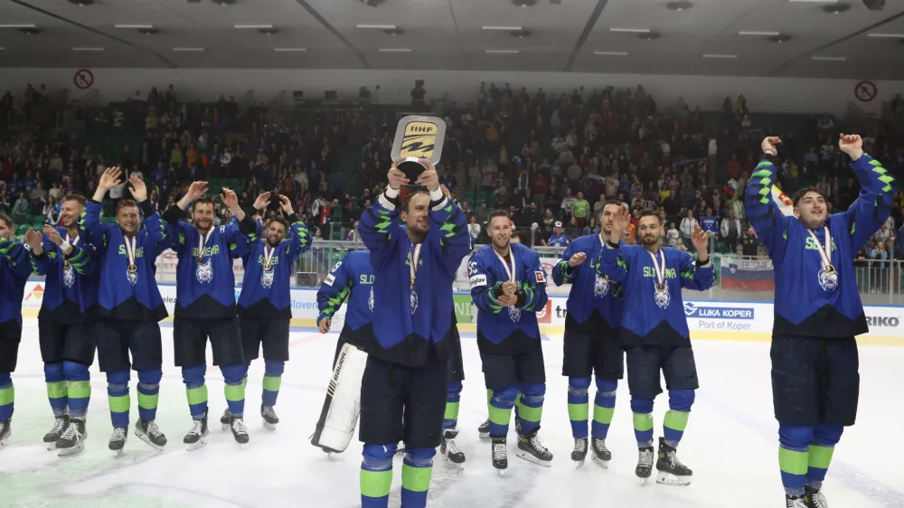 - Slovenska hokejska reprezentanca je v dvorani Tivoli prejela pokal za zmago na svetovnem prvenstvu 1. divizije (skupina A) in se desetič veselila napredovanja v elitno skupino. <br><br><br>- 08.05.2022 - hokej – Slovenija: Južna Koreja, SP divizije I, skupina A,<br> <br>//FOTO: Luka Cjuha<br>