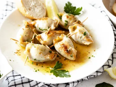 Polnjeni lignji v vinski omaki