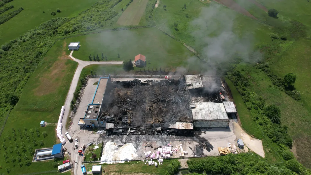 24.05.2022., Bihac, Bosna i Hercegovina - U tvornici stiropora "Austrotherm" u Turiji kod Bihaca rano jutros izbio je pozar. Velika vatra zahvatila je tvornicu, a crni dim se vidi kilometrima daleko. Policija obavlja ocevid, a pozar je trenutacno pod kontrolom vatrogasaca koji neprestano gase pozar. Photo: Dejan Rakita/PIXSELL