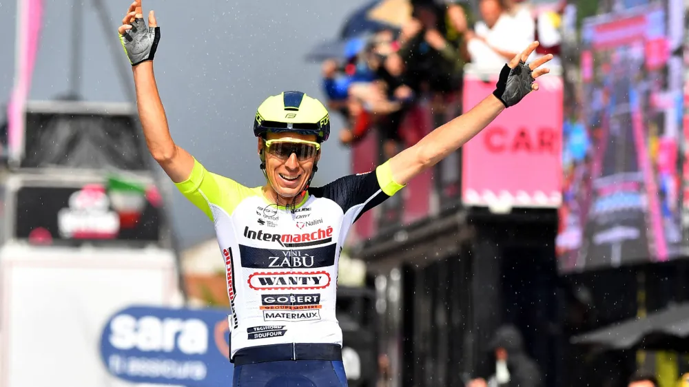 Cycling - Giro d'Italia - Stage 16 - Salo to Aprica, Italy - May 24, 2022 Intermarch - Wanty - Gobert Materiaux's Jan Hirt celebrates as he crosses the line to win Stage 16 REUTERS/Jennifer Lorenzini