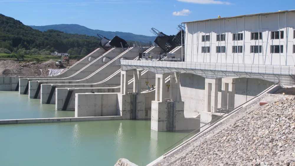 Hidroelektrarna (HE) Brežice je zadnja zgrajena v verigi hidroelektrarn na spodnji Savi. Zadnja od petih načrtovanih hidroelektrarn bi morala biti hidroelektrarna Mokrice, ki pa še nima niti gradbenega dovoljenja.