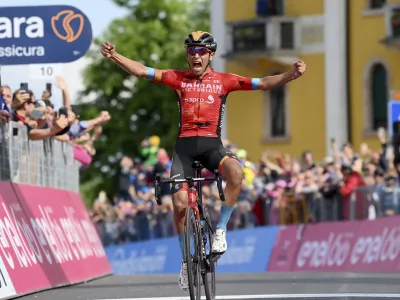 Santiago Buitrago of Colombia crosses the finish line in 4 hours and 27.41 minutes to win the 165 kilometers 17th stage of the Cycling Giro D'Italia from Ponte Di Legno to Lavarone in northern Italy, Wednesday, May 25, 2022. (Gian Mattia D'Alberto/LaPresse via AP)