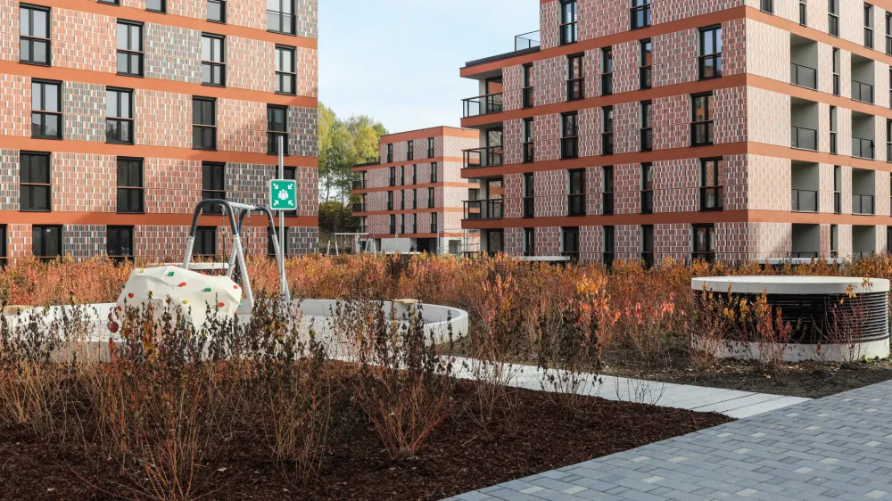 Republi&scaron;ki stanovanjski sklad je začel vseljevati izbrane najemnike v stanovanja v soseski Novo Brdo. V soseski bodo oddali tudi 15 oskrbovanih stanovanj.