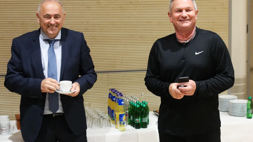 Matjaž Kek, selektor slovenske reprezentance.Radenko Mijatovič, predsednik NZS.26.05.2022. Novinarska konferenca slovenske nogometne reprezentance in pri del reprezentančnega zbora na kateri je Nogometna zveza Slovenije podpisala tudi &scaron;estletno pogodbo z novim opremljevalcem 11teamsports.//FOTO: Bojan Velikonja