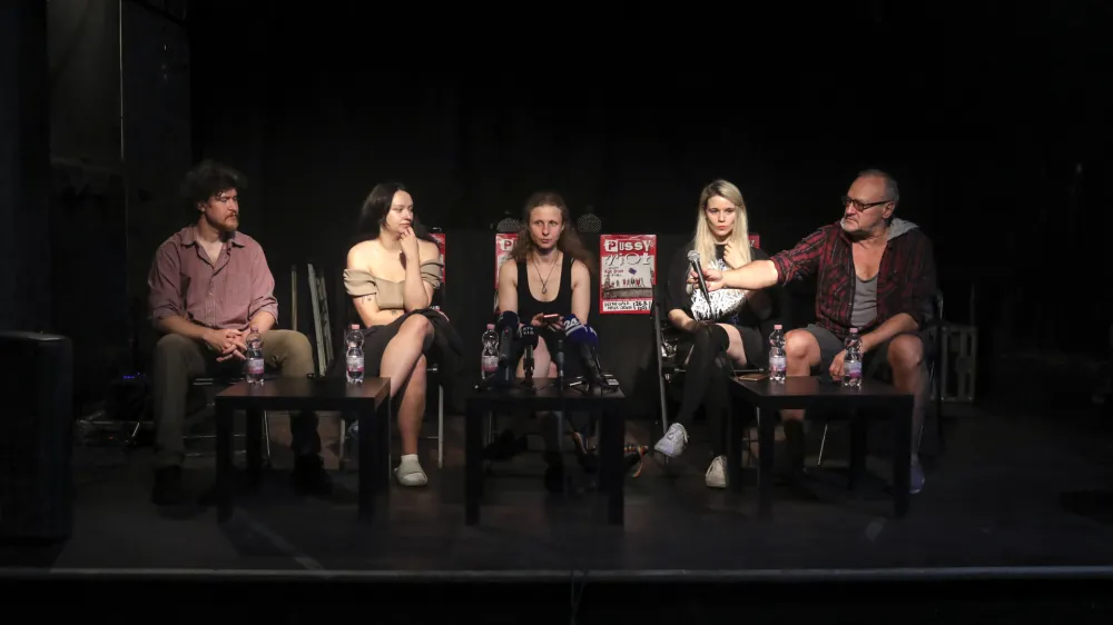 - 26.05.2022 &ndash; Provokativna in kontroverzna ruska glasbena skupina Pussy Riot - tiskovna konferenca - Gala Hala //FOTO: Jaka Gasar