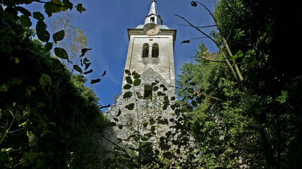 Baročna cerkev sv. Kria v Blatniku, ki lei blizu glavne ceste Soteska - Črnomelj, - KOČEVARJI ali Kočevski Nemci - nekdanja nemko govoreča skupnost, ki je ivela na Kočevskem, na nemkem jezikovnem otoku, ///FOTO: Toma SkaleOPOMBA: ZA OBJAVO V PRILOGI  DNEVNIKOV OBJEKTIV - REPORTAA