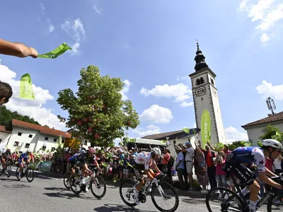 Kolesarji na dirki po Italiji so včeraj vstopili tudi v Slovenijo, kjer jih je pozdravila navdu&scaron;ena množica. F AP