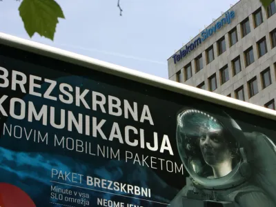 - simbolična fotografija - poslovna stavba Telekom Slovenije -  telekomunikacije - privatizacija, prodaja dravnega premoenja - jumbo plakat - brezskrbna komunikacija - //FOTO: Toma Skale