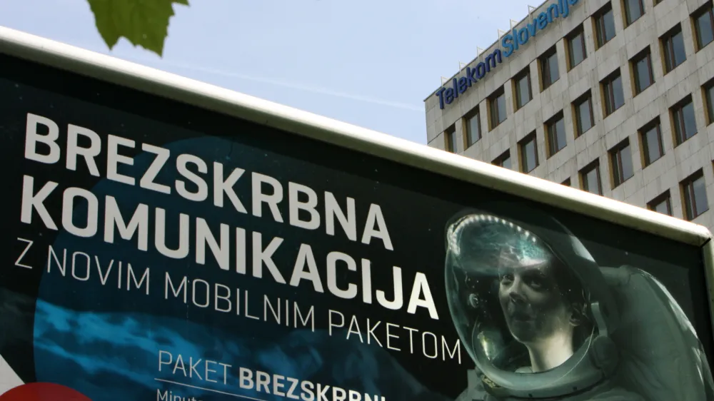 - simbolična fotografija - poslovna stavba Telekom Slovenije -  telekomunikacije - privatizacija, prodaja dravnega premoenja - jumbo plakat - brezskrbna komunikacija - //FOTO: Toma Skale