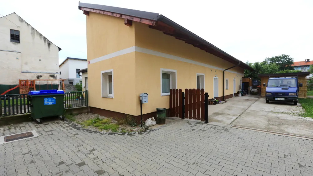 Zločin se je zgodil v pritličju hiše, v kateri sta zakonca živela z nekajletno hčerjo.