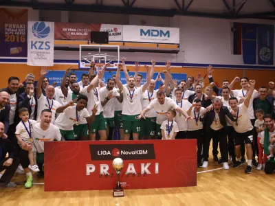 Ko&scaron;arkarji Olimpije so bili v končnici državnega prvenstva razred zase in so zasluženo 19. v klubski zgodovini prejeli pokal najbolj&scaron;ega mo&scaron;tva v državi. Foto: Luka Cjuha