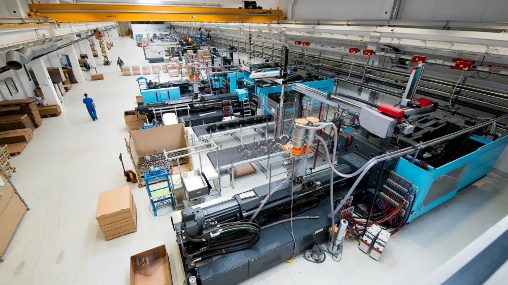 Ergonomsko težja delovna mesta v proizvodnji želijo s izbolj&scaron;ati s pomočjo avtomatizacije. F Skaza