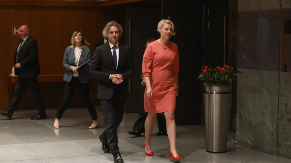 predsednica DZ Urška Klakočar Zupančič in novi predsednik vlade Robert Golob<br><br>25.05.2022 - izredna seja DZ, na kateri bodo glasovali o kandidatu za mandatarja Robertu Golobu<br><br>Foto Luka Cjuha