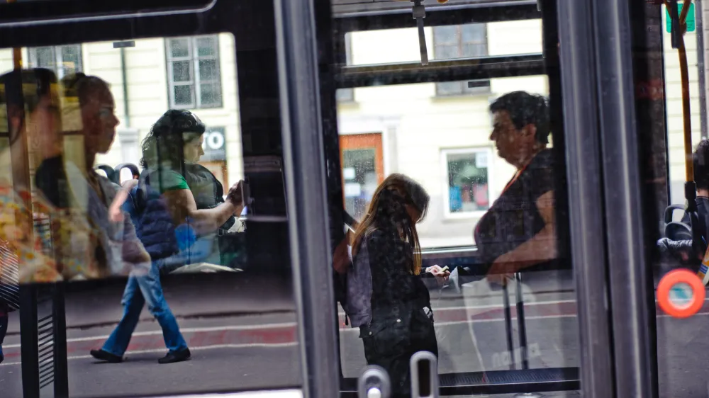 - komunikacija,ljudje,potniki,avtobusi mestnega potniškega prometa,LPP,MPP//FOTO: Tomaž ZajelšnikOPOMBA: ZA OBJAVO V PRILOGI – DNEVNIKOV OBJEKTIV - REPORTAŽA 2013    //FOTO: Tomaž Zajelšnik