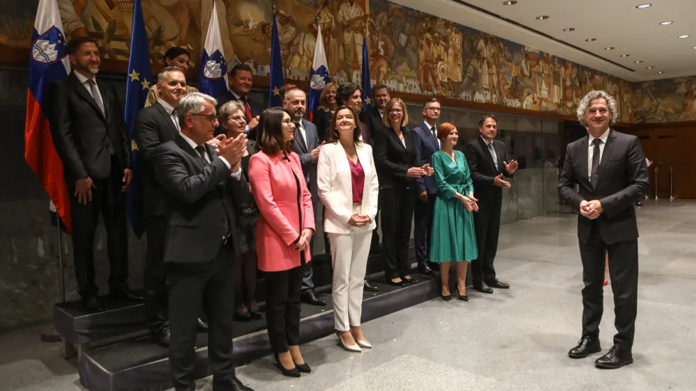 Sestavljanje 15. slovenske vlade je trajalo dober mesec, v njej je največ ministric doslej.&nbsp; Po potrditvi vlade je že potekala prva vladna seja.