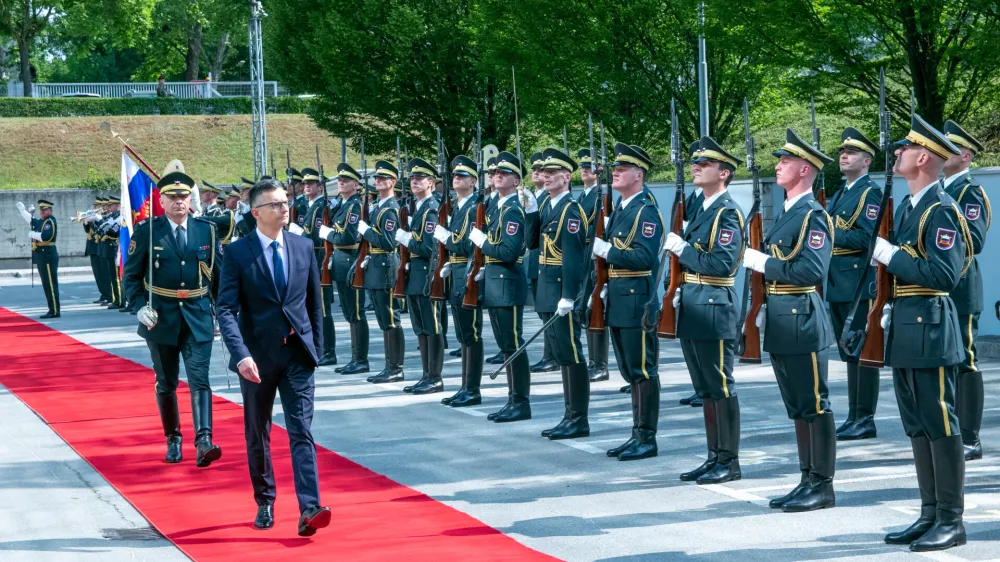 Ljubljana, ministrstvo za obrambo.<br>Primopredaja poslov med dosedanjim ministrom za obrambo Matejem Toninom in novim obrambnim ministrom Marjanom Sarcem.<br>Novi minister za obrambo Marjan Sarec.