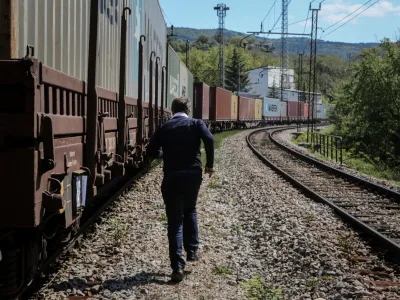 - 20.04.2017 - Slovenske eleznice (S) - tovorni elezniki promet - - infrastrukturni projekt Drugi tir - izgradnja drugega eleznikega tira med Divačo in Koprom v dolini 27 kilometrov - //FOTO: Luka Cjuha..OPOMBA: DNEVNIKOV OBJEKTIV - REPORTAA 2017 -