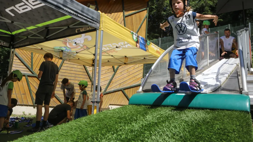 - 04.06.2022 - smučarsko-skakalna prireditev Skoč' v Mostec, ki jo ob začetku nove tekmovalne sezone pripravlja Smučarsko-skakalni klub Ilirija, na skakalni reviji pa se je pomerilo več kot 200 smučarskih skakalk in skakalcev; //FOTO: Luka Cjuha