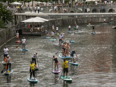 - 05.06.2022 - 100 supov na Ljubljanici za čistejšo reko - množično okoljevarstveno druženje suparjev iz cele Slovenije, ki jim ni vseeno za onesnažene vode – čiščenje nabrežja - Ljubljanica – sup deske – supanje - //FOTO: Luka Cjuha