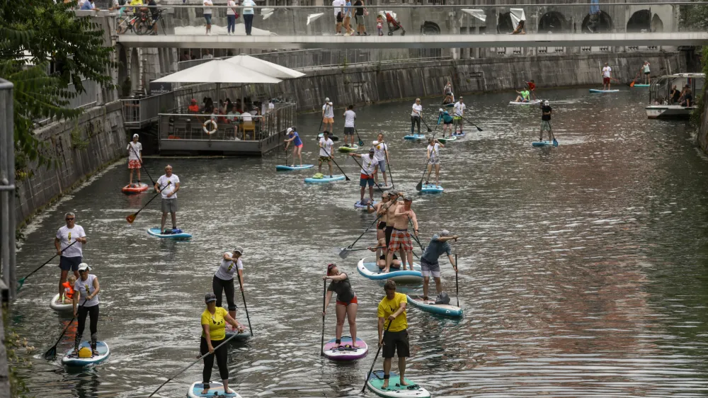 - 05.06.2022 - 100 supov na Ljubljanici za čistejšo reko - množično okoljevarstveno druženje suparjev iz cele Slovenije, ki jim ni vseeno za onesnažene vode – čiščenje nabrežja - Ljubljanica – sup deske – supanje - //FOTO: Luka Cjuha