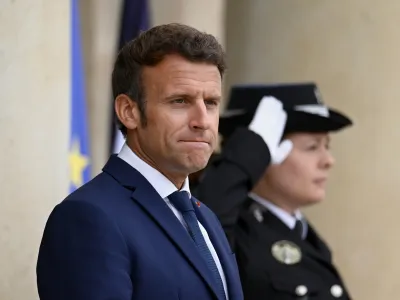 Emmanuel Macron ne kaže zaleta pred parlamentarnimi volitvami.