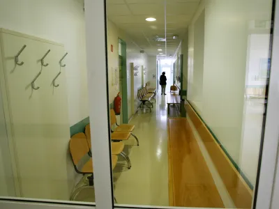 Zdravstveni dom Vič v Ljubljani- čakalnica- 22.04.2015 -  protest zdravnikov - enourna opozorilna stavka, ker vlada do sedaj ni sprejela standardov in normativov, elijo tudi povprečno plačo v viini trikratne povprečne slovenske plače. Če njihove zahteve ne bodo padle na plodna tla, za 28. maj napovedujejo celodnevno opozorilno stavko.- protest - zdravniki -   //FOTO: Toma Skale