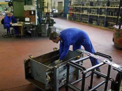 - podjetje Kovinoplastika Lo d.d., industrija kovinskih in plastičnih izdelkov d.d., - uprava drube je mimo sindikatov brez ustreznih pojasnil za četrtino zniala avgustovske plače - zaradi padca naročil je zaskrbljenih priblino 800 delavcev - //FOTO: Jaka Gasar
