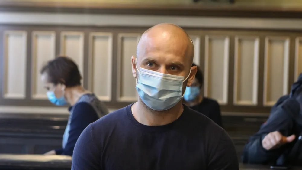 Goran Ilikić se ne čuti krivega za nasilno smrt svoje žene. Za razplet tragičnih dogodkov krivi okoli&scaron;čine, ženino novo službo in njene sodelavke. Lastne odgovornosti ne prevzema.&nbsp;
