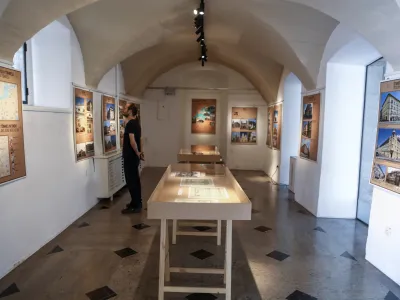 Razstava Stoletje družine Tönnies osvetljuje delo in življenje podjetniške družine, ki je v gradbeništvu in strojegradnji v Ljubljani in širšem evropskem prostoru pustila močan pečat.&nbsp;