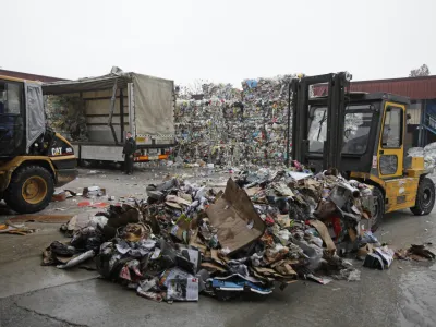 - Papir servis d.o.o. druba za ravnanje z odpadki, Pod jeami 3, reciklaa - plastika - plastenke ///FOTO: Luka Cjuha