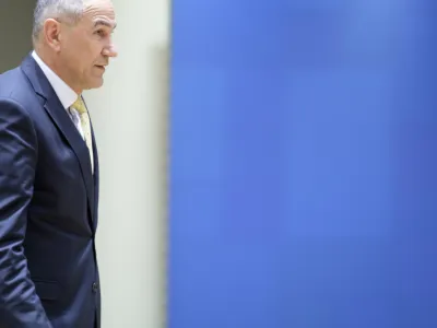 Predsednik največje opozicijske stranke Janez Janša je obtožen pomoči pri kaznivem dejanju zlorabe položaja ali pravic.&nbsp;