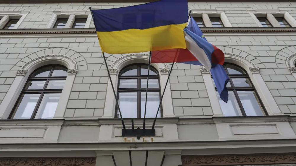 - 24.02.2022  Ukrajinska zastava na poslopju vlade Republike Slovenije  //FOTO: Jaka Gasar