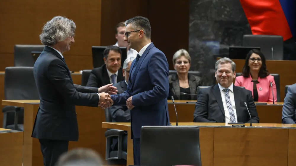 predsednik vlade dr. Robert Golob in minister za obrambo Marjan Šarec (GS)- 01.06.2022 - Izredna seja DZ, na kateri so potrjevali 17. novih ministrov - 15. petnajsta Vlada Republike Slovenije RS v samostojni Sloveniji pod vodstvom predsednika vlade dr. Roberta Goloba -  //FOTO: Luka Cjuha