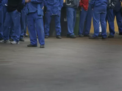 Delavska svetovalnica je minuli teden na koprsko tožilstvo vložila kazensko ovadbo zoper podjetji Marinblu in Selea zaradi suma kr&scaron;enja pravic delavcem. Gre za podjetji v lasti družine nekdanjega državnega sekretarja na ministrstvu za gospodarske dejavnosti Borisa &Scaron;u&scaron;tarja, ki je bil leta 2001 zaradi korupcije in jemanja podkupnine obsojen na tri leta zapora,