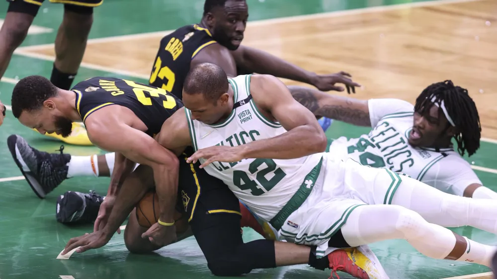Bostonov Al Horford je takole z vso težko padel na nogo Stepha Curryja, ki je vprašljiv za četrto tekmo. Foto: AP