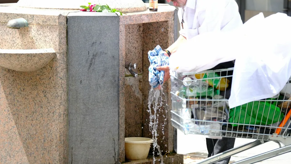 Vročina povzroča težave odraslim ljudem na prostem &ndash; kako hudo je šele otroku v zaprtem avtu na soncu.