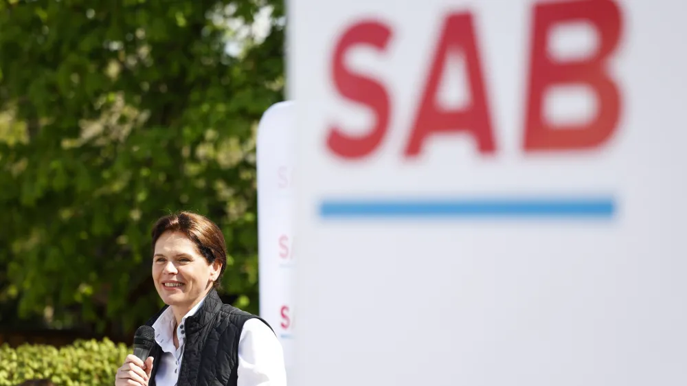 Ljubljana, Dvor Tacen.<br>Sklepni dogodek stranke SAB pred nedeljskimi drzavnozborskimi volitvami, na katerem so predstavili ekipo in kljucne prioritete SAB po volitvah.<br>Predsednica SAB Alenka Bratusek.