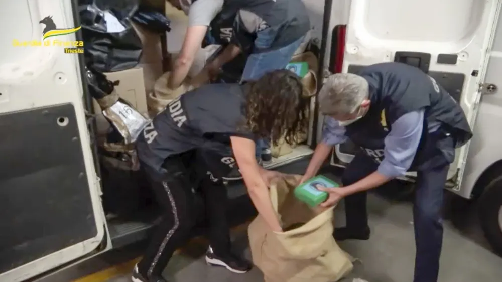 Dlje kot leto dni trajajočo mednarodno operacijo v Italiji opisujejo kot mojstrsko, saj se je trem policistom uspelo infiltrirati v kriminalno združbo in posle spremljati iz prve roke.