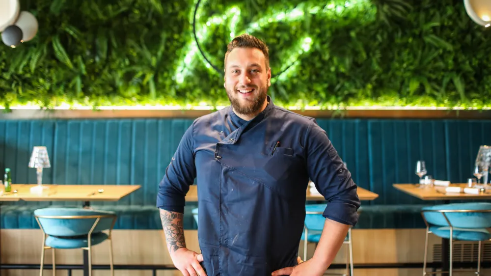 Martin Gluščič, kuharski mojster - chef - 08.06.2022 - Restavracija & Lounge Bar MANU, gostinski lokal, Moste 101, Žirovnica //FOTO: Bojan Velikonja