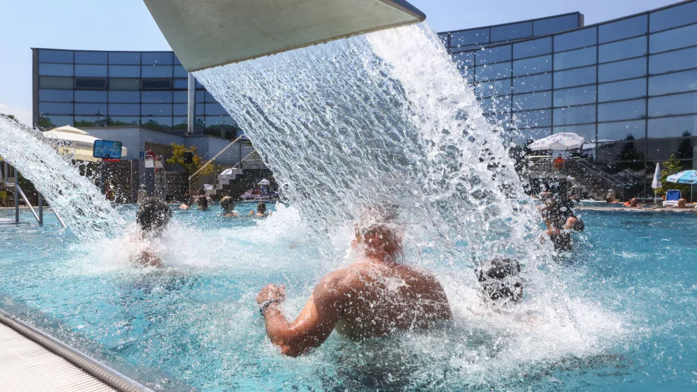 Vodno mesto Atlantis- 19.07.2015 - Ljubljanska kopaliča - kopalci - kopanje - vročina - vročinski val - kopaliče - bazen   //FOTO: Bojan Velikonja