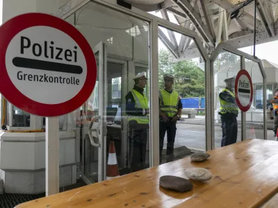 avstrijska vojskaavstrijska policija- 18.07.2020  Mejni prehod Karavanke  Avstrija uvedla zdravstveni nadzor na avstrijsko-slovenski meji za preprečevanje irjenja koronavirusa COVID-19 - preverjanje zdravstvenega stanja potnikov na mejnih prehodih med avstrijsko Koroko in Slovenijo, kjer je poleg zdravstvenega osebja sodelovalo tudi 40 pripadnikov avstrijske vojske, //FOTO: Matja Rut