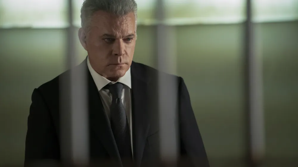 Ray Liotta, maja letos preminuli igralec (na fotografiji prizor iz serije Hanna), je najbolj znan po vlogi v filmu Dobri fantje.