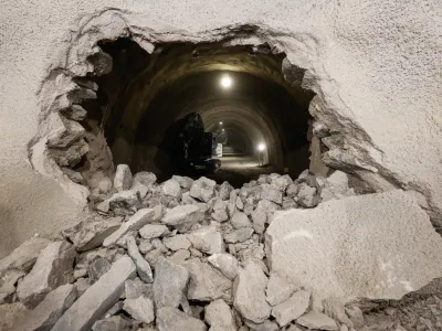 V GZS opozarjajo, da lahko nepredvideni stroški resno ogrozijo poslovanje in obstoj številnih manjših in srednje velikih gradbenih podjetij. Na fotografiji: nedavno prebiti predor Mlinarji. F Jaka Gasar