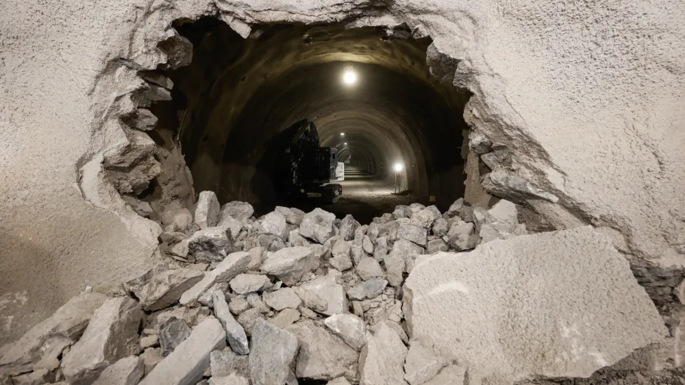 V GZS opozarjajo, da lahko nepredvideni stroški resno ogrozijo poslovanje in obstoj številnih manjših in srednje velikih gradbenih podjetij. Na fotografiji: nedavno prebiti predor Mlinarji. F Jaka Gasar