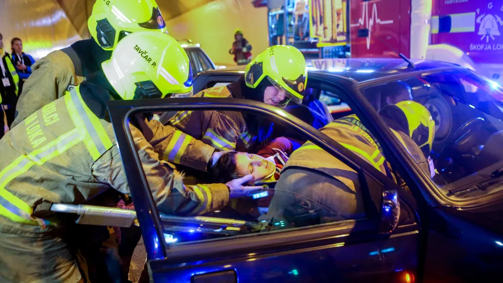 - 26.09.2015 kofja Loka - vaja začite in reevanja Predor Sten 2015 v novem enocevnem cestnem predoru z dvosmernim prometom Sten, na poljanski obvoznici kofje Loke, vaja sil za začito in reevanje, namenjena preverjanju pripravljenosti za ukrepanje ob prometni nesreči v predoru  Gasilci, reevanje, nesreča  //FOTO: Bojan Velikonja