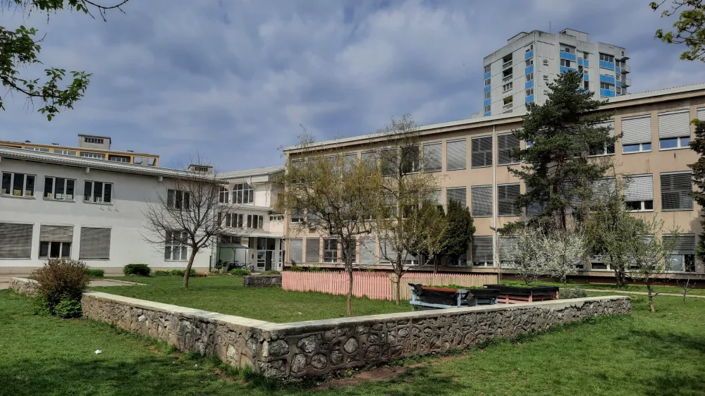 - 15.04.2022 - Osnovna &scaron;ola O&Scaron; Savsko naselje pred prenovo, Matjaževa ulica 4 v Ljubljani<br> <br>//FOTO: Luka Cjuha<br>