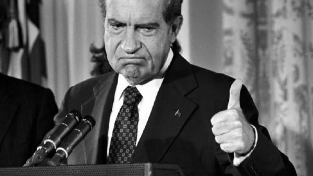 Der Republikaner Richard Nixon verabschiedet sich am 9.8.1974 nach seiner Rücktrittserklärung von seinen Mitarbeitern im Weißen Haus und den Mitgliedern seines Kabinetts. Um einer Amtsenthebung (Impeachment) wegen der Watergate-Affäre zu entgehen, trat Nixon als erster Präsident der USA von seinem Amt zurück. Die Affäre hatte am 17. Juni 1972 mit einem drittklassigen Einbruch in das Büro der Demokratischen Partei weitgehend unbeachtet begonnen. Die so genannten "Klempner" der Repubikanischen Partei wollten Wahlkampfmunition erbeuten. dpa (Nur s/w. Zu dpa-Korr "Vor 30 Jahren erschütterte Watergate die USA - Lehren aus der Affäre" vom 123.06.2002)