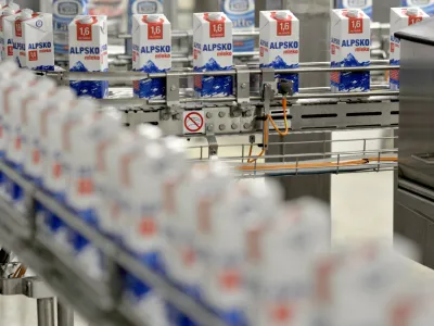 - ilustrativna fotografija mleko, alpsko mleko, embalaa, tetrapak, proizvodnja, tekoči trak - Ljubljanske mlekarne, mlekarska industrija, d.d. Tolstojeva 63, proizvodnja - ogled prenovljenega obrata   //FOTO: Toma Zajelnik