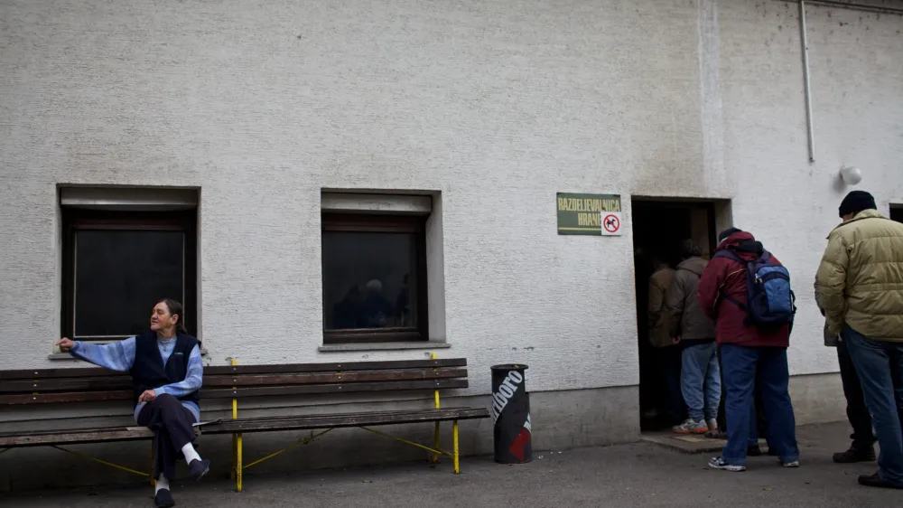 - Razdeljevalnica hrane v centru za brezdomce na Poljanski cesti, rev&scaron;čina - brezdomci - Zaveti&scaron;če za brezdomce, Poljanska cesta 45//FOTO: Luka Cjuha