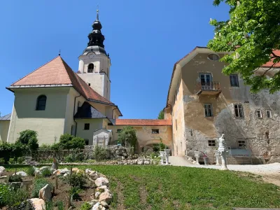 Grad Dvor je kot Trnuljčica spal dobrih 25 let. Zdaj sta mu grof in grofica vrnila življenje.